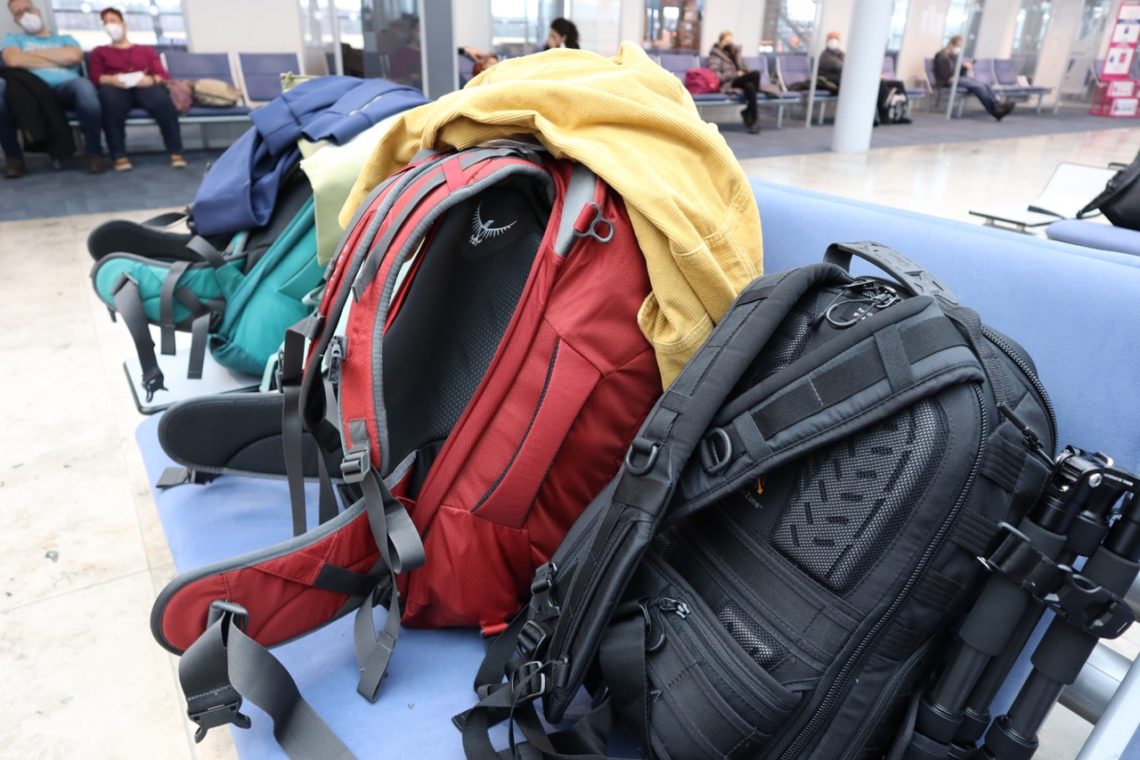 Rucksäcke auf einer Bank am Flughafen, Teil einer Weltreise-Checkliste