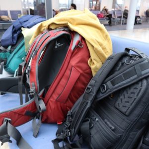 Rucksäcke auf einer Bank am Flughafen, Teil einer Weltreise-Checkliste
