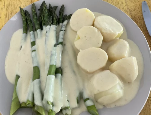 Vegane Sauce Hollondaise mit grünem Spargel & Kartoffeln